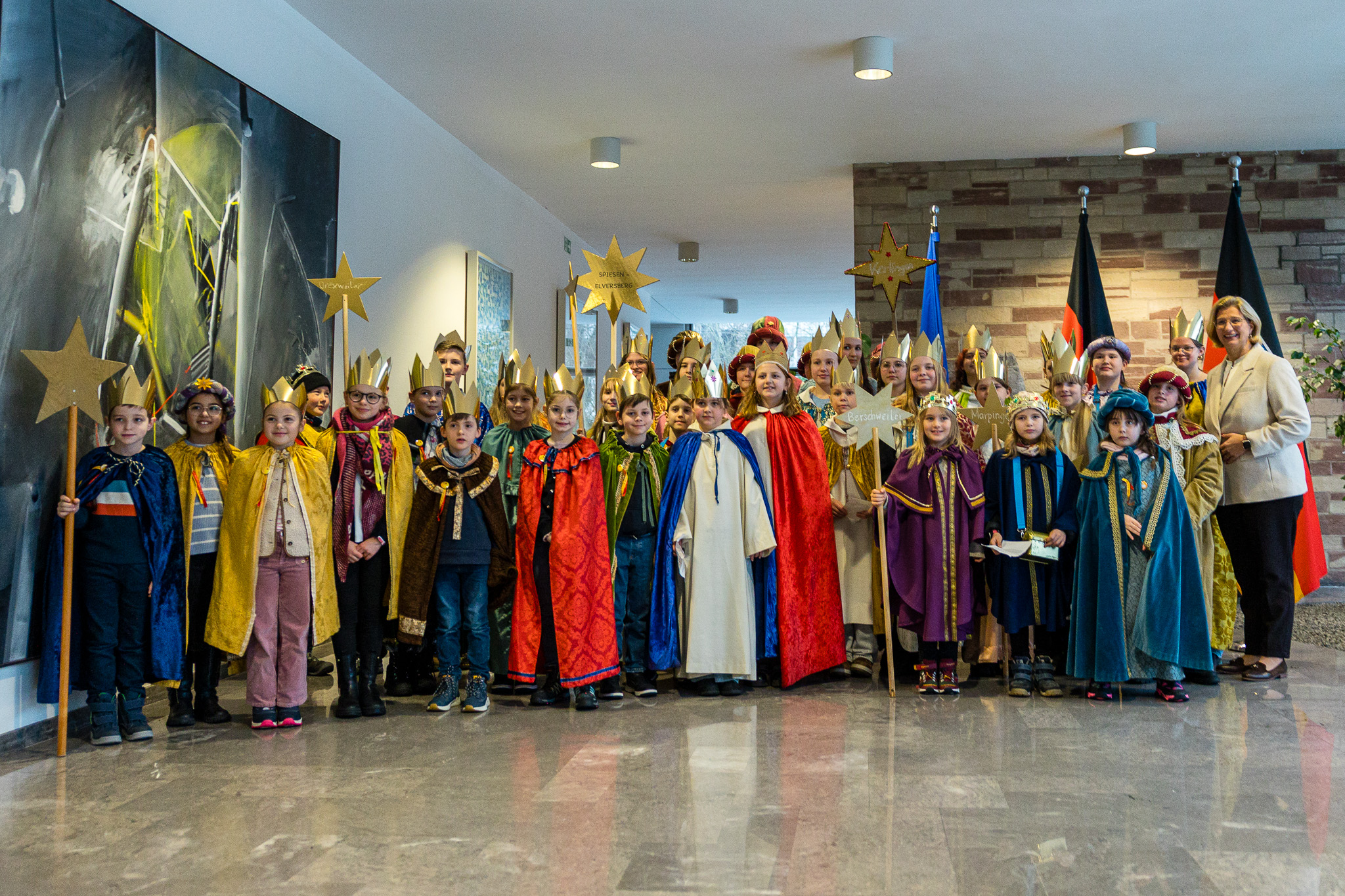 50 Sternsinger aus fünf Gruppen brachten den Segen zu Ministerpräsidentin Anke Rehlinger.